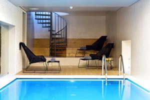里斯本里斯本酒店 - 世界小型奢华酒店的一个带两把椅子的游泳池,楼梯