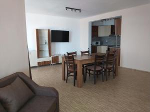 拉夫达奥拉家庭酒店的客厅配有沙发和桌椅