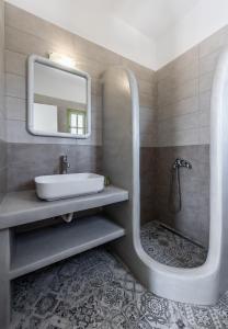 阿波罗尼亚Pente Elies Milos的一间带水槽和镜子的浴室