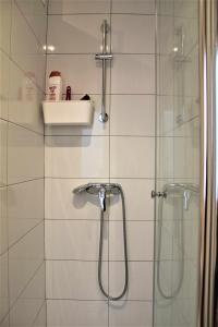 萨拉戈萨Acogedor apartamento en el Rabal的带淋浴的浴室和玻璃门