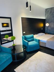 敖德萨Club House Arkadia Beach的一间卧室配有一张床、一张沙发和一把椅子