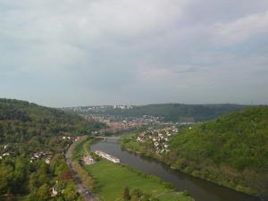 韦特海姆Ferienwohnung Kurz "Weinbergblick"的享有河流和城镇的空中景色