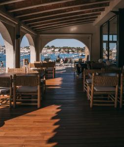 卡达克斯雅内佩提特酒店的海滩上带桌椅的餐厅