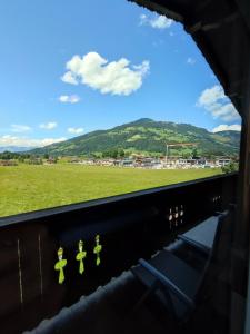 韦斯滕多夫Haus Johanna的从火车窗口欣赏田野景色