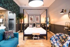 巴黎The Royal Elysée Suite的配有床和蓝色沙发的房间