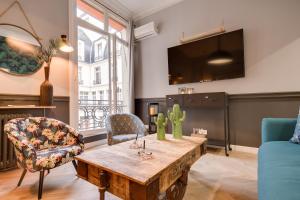 巴黎The Royal Elysée Suite的客厅配有桌子和沙发