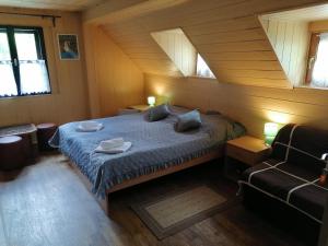 普利特维采湖San Korana的一间卧室配有一张床,上面有两条毛巾