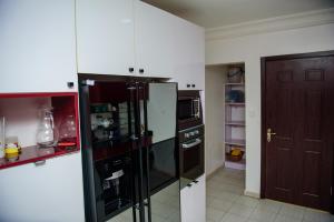 Beautiful 4-Bedroom House Located in Abuja的厨房或小厨房