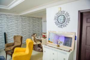 阿布贾Beautiful 4-Bedroom House Located in Abuja的客厅配有桌椅和镜子