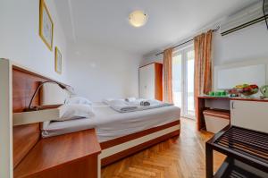 贝西奇Porta Volta Apartments的酒店客房设有床和窗户。
