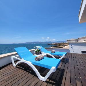 马略卡岛帕尔马Villa Mar Felostal的船上甲板上的两把蓝色躺椅