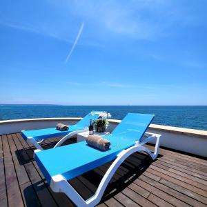 马略卡岛帕尔马Villa Mar Felostal的甲板上配有2把蓝色的椅子和一张桌子