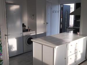 桑讷菲尤尔Solstua的厨房配有柜台和洗衣机。