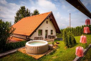 斯洛文尼亚比斯特里察Panorama Glamping Visole的庭院内带热水浴池的房子