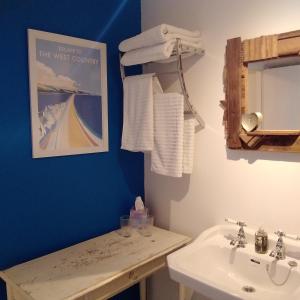 CalstockThe Artist's Retreat的一间带水槽和镜子的浴室