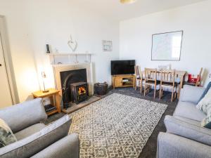 MayboleNorth Segganwell - Culzean Castle的带沙发和壁炉的客厅