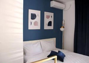 科托尔马尔科维奇公寓酒店的一间卧室设有蓝色墙和一张床