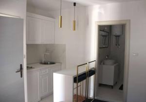 科托尔马尔科维奇公寓酒店的白色的厨房配有柜台和水槽