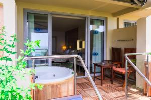 锡德Melas Resort Hotel的房屋甲板上的热水浴池