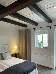 HammenhögGlivarpagården的一间卧室设有一张床和一个窗口
