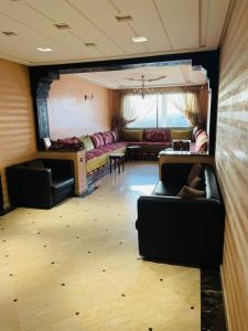 阿加迪尔Very nice apartment near the city center & beach的带沙发和桌子的大客厅