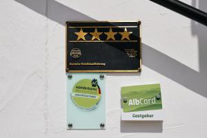 索嫩比赫尔黑尔茨罗曼蒂克酒店&餐厅的墙上的星标