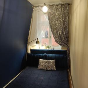 耶莱尼亚古拉HELLO Apartamenty Evo - Długa 15的客房设有带窗户和枕头的床。