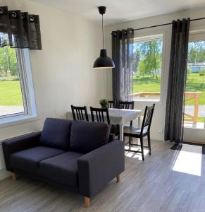 HammarHarge Bad & Camping的客厅配有沙发和桌椅
