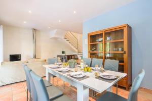 桑帕克Villa Serafina by Villa Plus的一间配备有白色桌子和蓝色椅子的用餐室