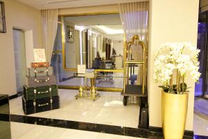 迪拜The George Hotel by Saffron, Dubai Creek的更衣室,配有镜子和花瓶