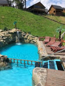 RopaAgroturystyka Paradiso的一个带木甲板和水滑梯的大型游泳池