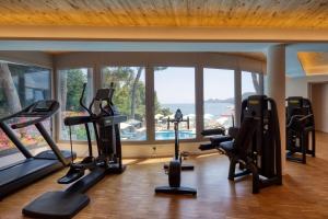 圣玛格丽塔-利古雷尹朋里阿雷皇宫酒店的健身房设有跑步机和大窗户