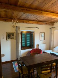 卡潘诺里Casa Musa的一间带桌子和床的用餐室
