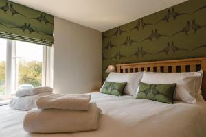 AldringhamKnodishall - Newly renovated 2 bed holiday home, near Aldeburgh, Leiston and Thorpeness的一间卧室配有带毛巾的床