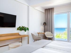 雅罗斯瓦维茨Resort Król Plaza Spa & Wellness的酒店客房设有一张床,享有海景。