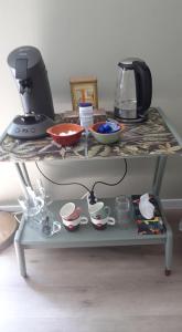 沃尔克姆GRUTSK的桌子上装有杯子和碗的架子