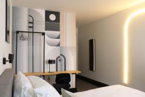 安特卫普Hotel National Antwerp的一间卧室配有一张床和一张书桌