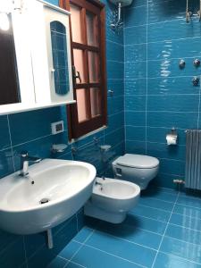 伊斯基亚B&B Villa Anna Wunderbar的蓝色的浴室设有水槽和卫生间