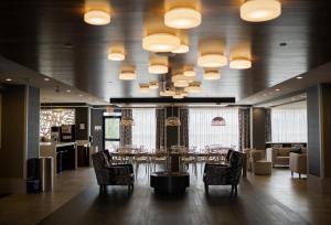艾尔德里Best Western Plus Airdrie Gateway的用餐室配有桌椅和灯
