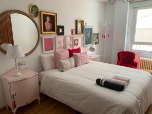 莱昂Casa Seines的卧室配有一张带镜子的白色大床