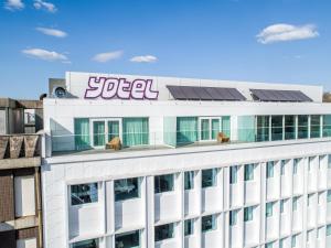 波尔图YOTEL Porto的一座建筑的顶部设有太阳能电池板