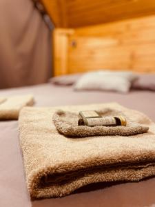 莱塞比耶路罗特巴斯莫内里住宿加早餐旅馆的床上的一大堆毛巾