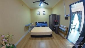 斯里曼绒SS homestay manjung的一间卧室配有一张床和吊扇