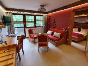 贝尔费德科勒胡特 - 富森博酒店及餐厅的客房设有带一张床和一张书桌的卧室。