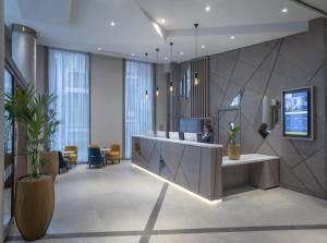 曼彻斯特Maldron Hotel Manchester City Centre的大楼内带前台大堂