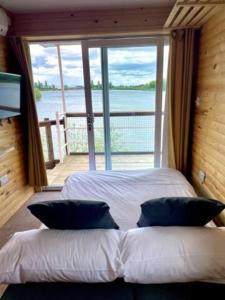 奇切斯特Lake View Lodge Pod的一间卧室设有一张大床和大窗户