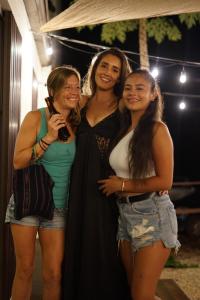 格兰德海滩ONDA - Playa Grande - Adults Only的三个妇女站在对方旁边,为一张照片作假