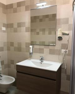 玛丽娜迪曼卡维萨阿尔伯格欧洲酒店的一间带水槽、镜子和卫生间的浴室