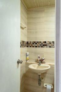 卡塔赫纳Casa 39-33的客房内的白色盥洗盆浴室