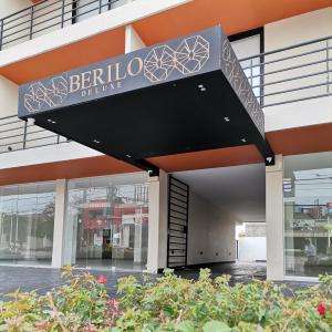 巴兰基亚Berilo Deluxe Apartahotel的带有读柏林车标志的建筑